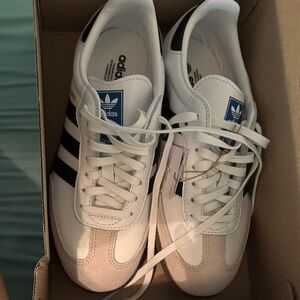 (Brand new)White Adidas sambas